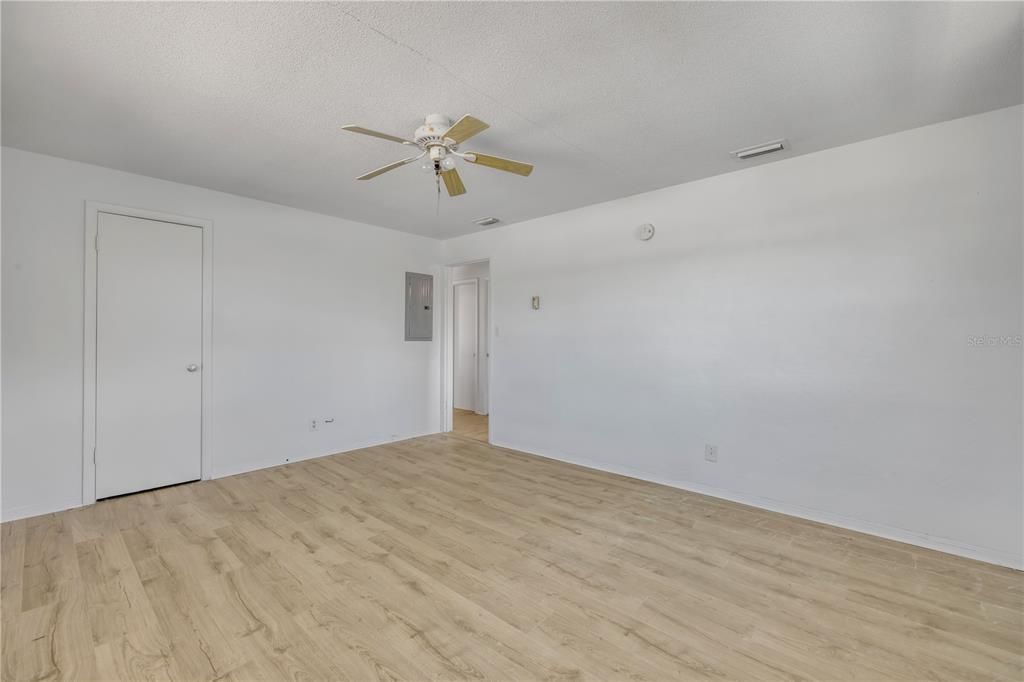 合同活跃: $639,900 (4 贝兹, 0 浴室, 2052 平方英尺)