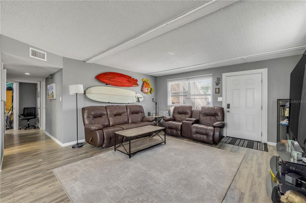 合同活跃: $639,900 (4 贝兹, 0 浴室, 2052 平方英尺)