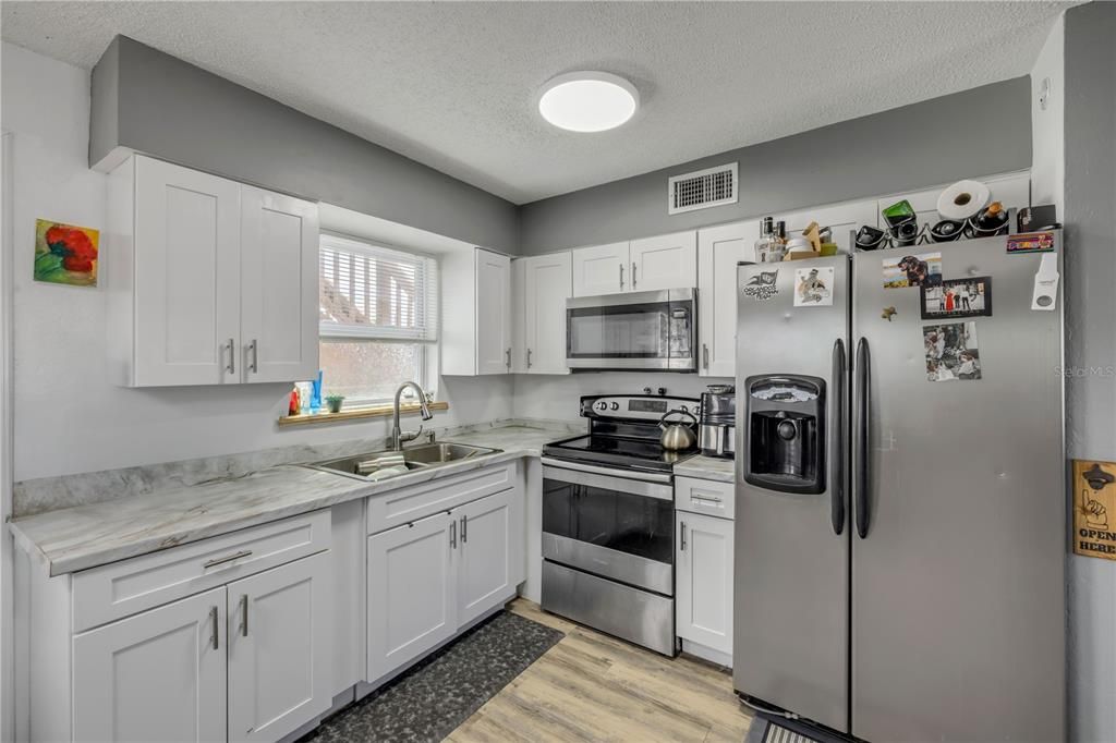 合同活跃: $639,900 (4 贝兹, 0 浴室, 2052 平方英尺)