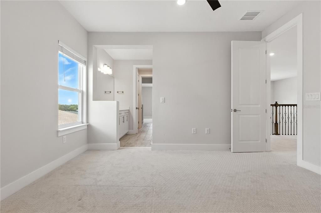 Под контрактом: $925,000 (5 спален, 5 ванн, 4541 Квадратных фут)