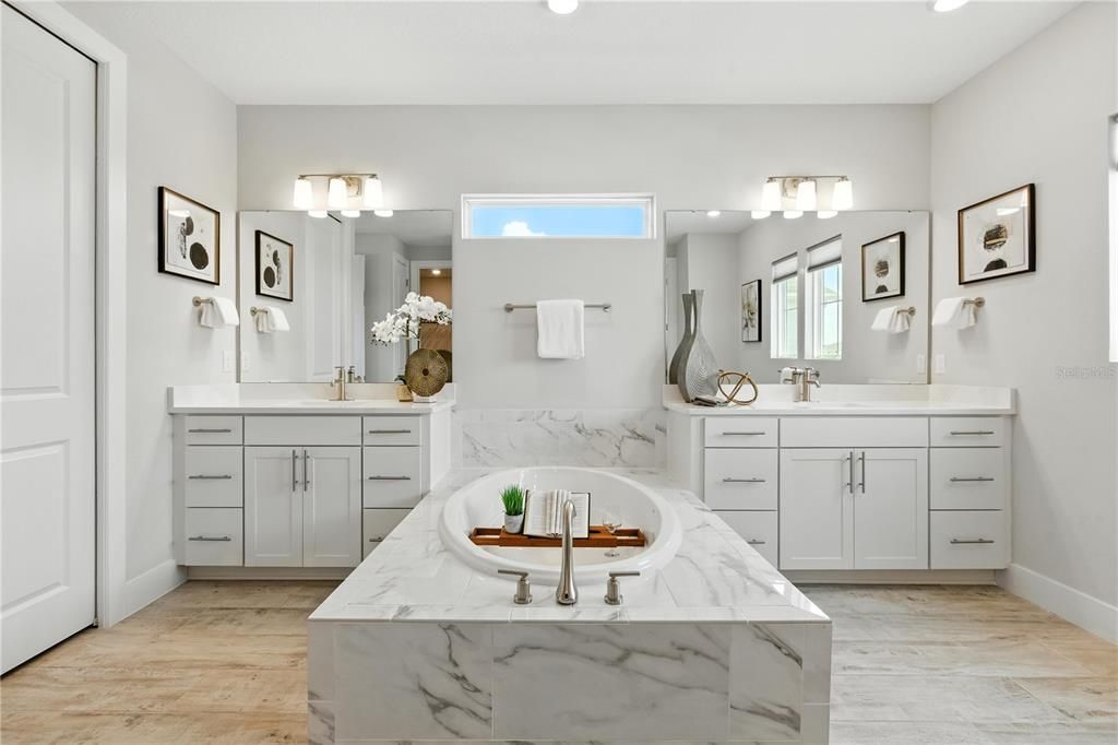 Под контрактом: $925,000 (5 спален, 5 ванн, 4541 Квадратных фут)