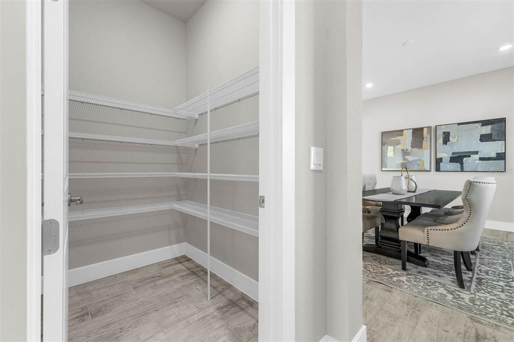 Под контрактом: $925,000 (5 спален, 5 ванн, 4541 Квадратных фут)