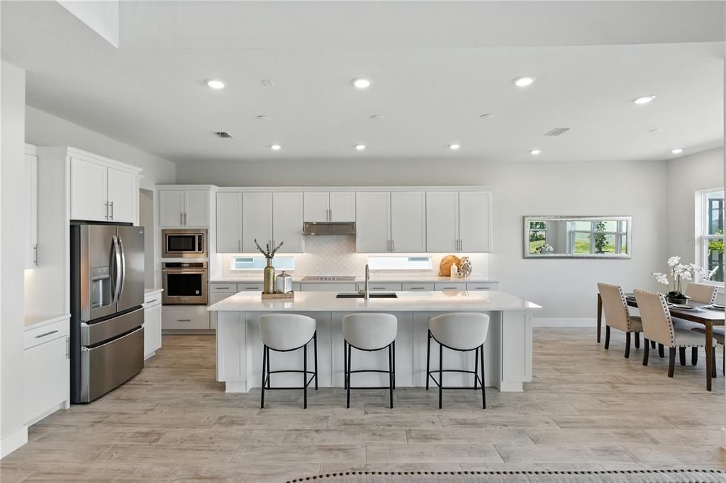 Под контрактом: $925,000 (5 спален, 5 ванн, 4541 Квадратных фут)