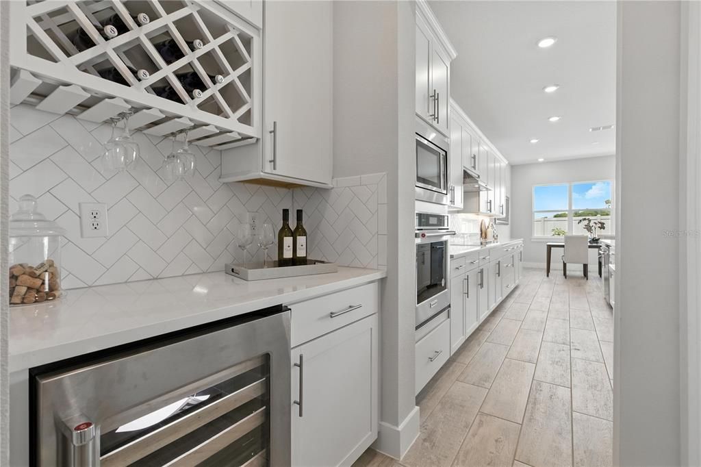 Под контрактом: $925,000 (5 спален, 5 ванн, 4541 Квадратных фут)