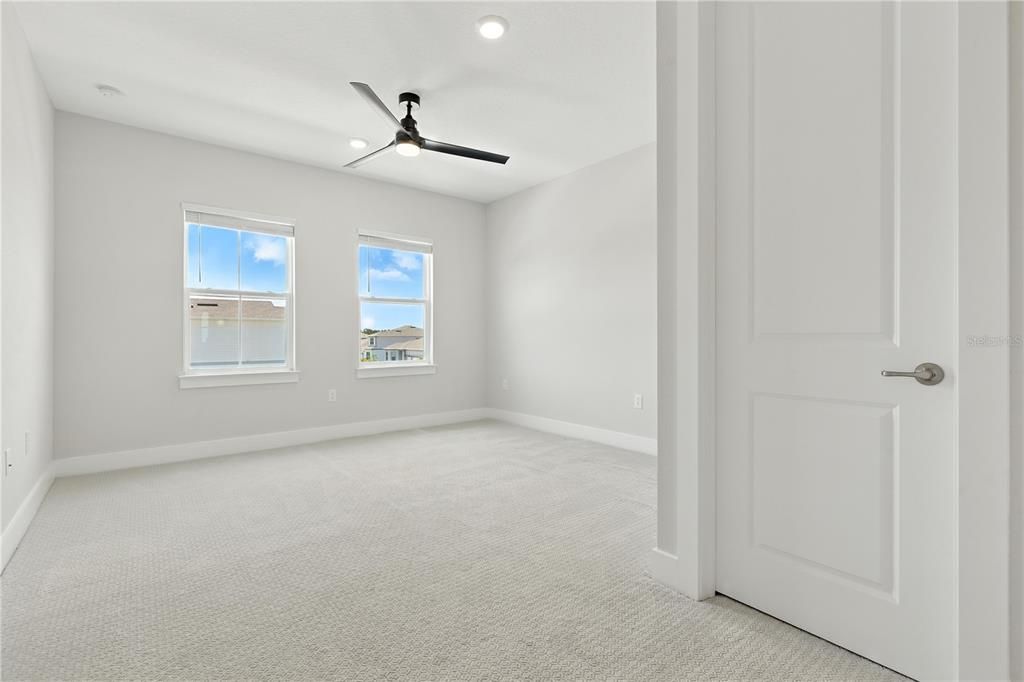 Под контрактом: $925,000 (5 спален, 5 ванн, 4541 Квадратных фут)