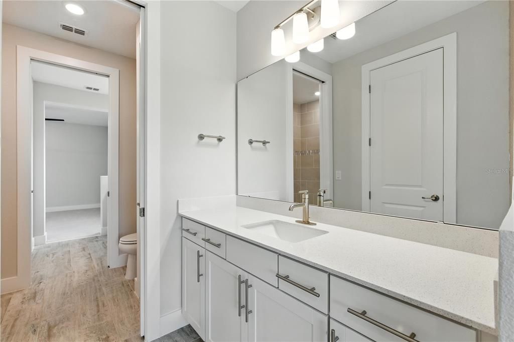 Под контрактом: $925,000 (5 спален, 5 ванн, 4541 Квадратных фут)