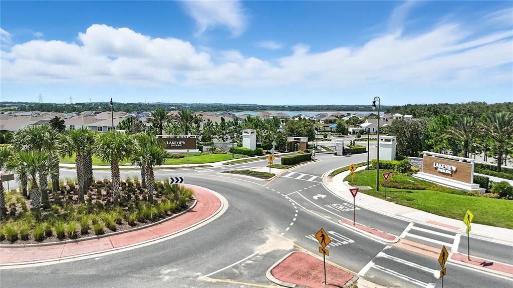 Под контрактом: $925,000 (5 спален, 5 ванн, 4541 Квадратных фут)