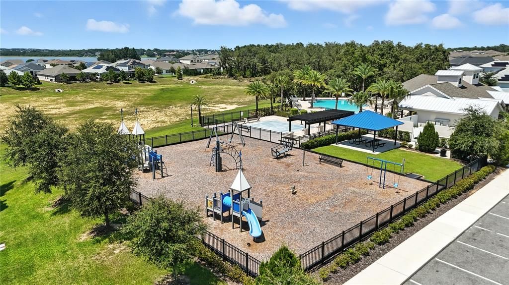 Под контрактом: $925,000 (5 спален, 5 ванн, 4541 Квадратных фут)