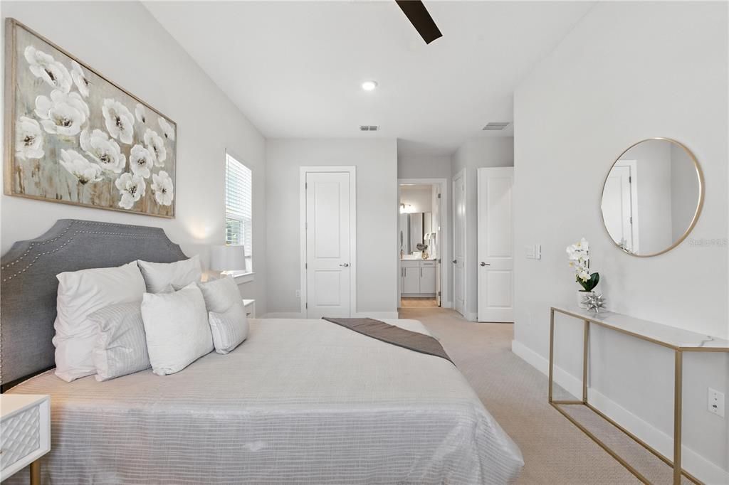 Под контрактом: $925,000 (5 спален, 5 ванн, 4541 Квадратных фут)