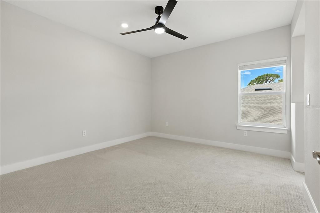 Под контрактом: $925,000 (5 спален, 5 ванн, 4541 Квадратных фут)