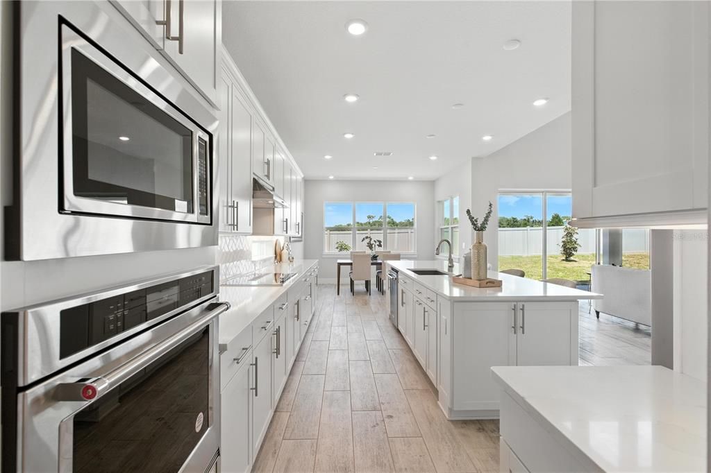 Под контрактом: $925,000 (5 спален, 5 ванн, 4541 Квадратных фут)