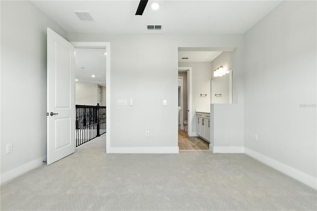 Под контрактом: $925,000 (5 спален, 5 ванн, 4541 Квадратных фут)