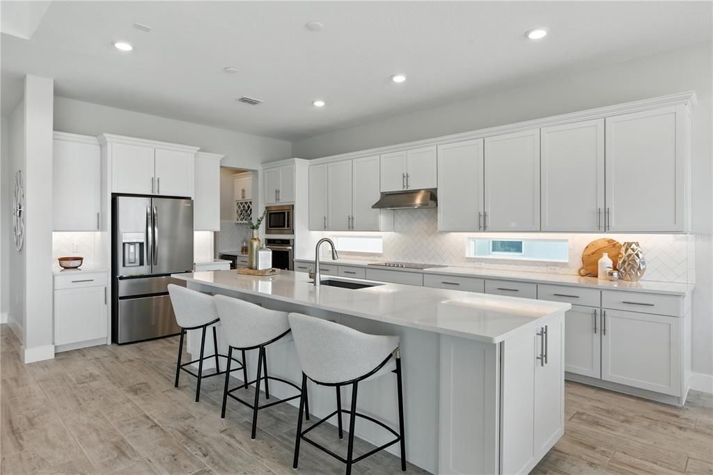 Под контрактом: $925,000 (5 спален, 5 ванн, 4541 Квадратных фут)