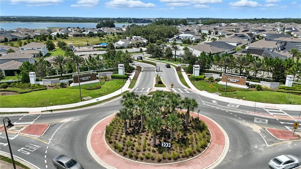 Под контрактом: $925,000 (5 спален, 5 ванн, 4541 Квадратных фут)