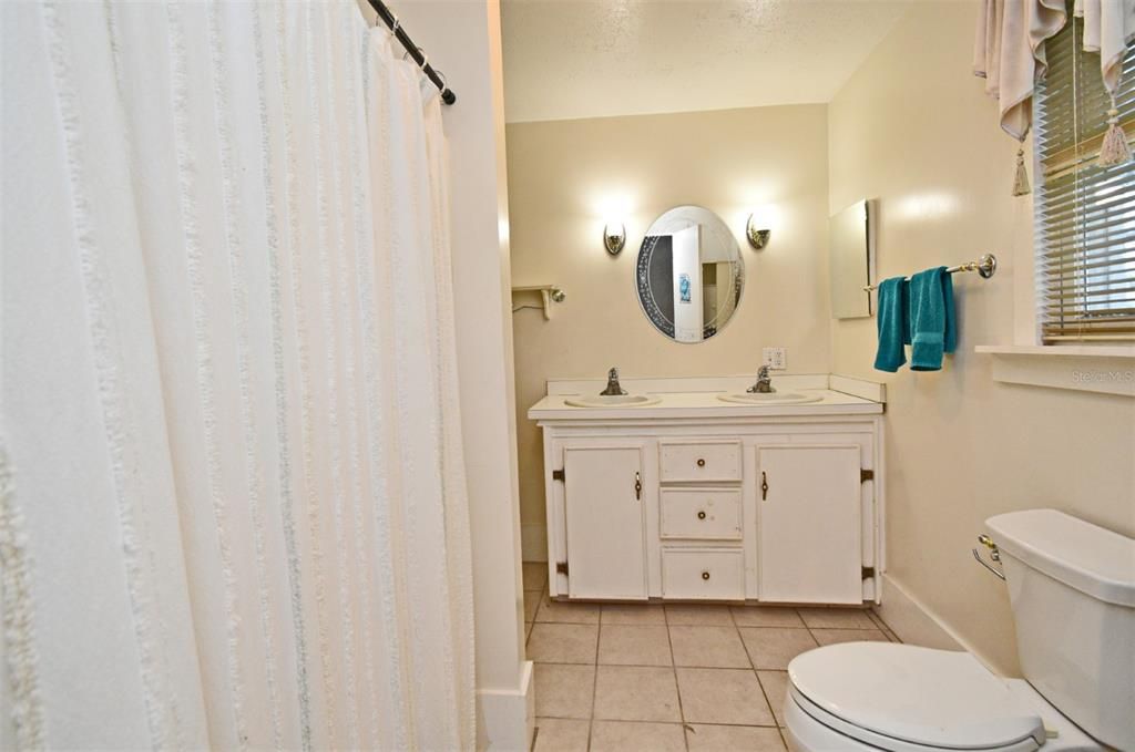 Activo con contrato: $2,000,000 (5 camas, 3 baños, 2800 Pies cuadrados)