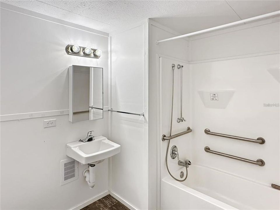 待售: $179,000 (3 贝兹, 2 浴室, 960 平方英尺)