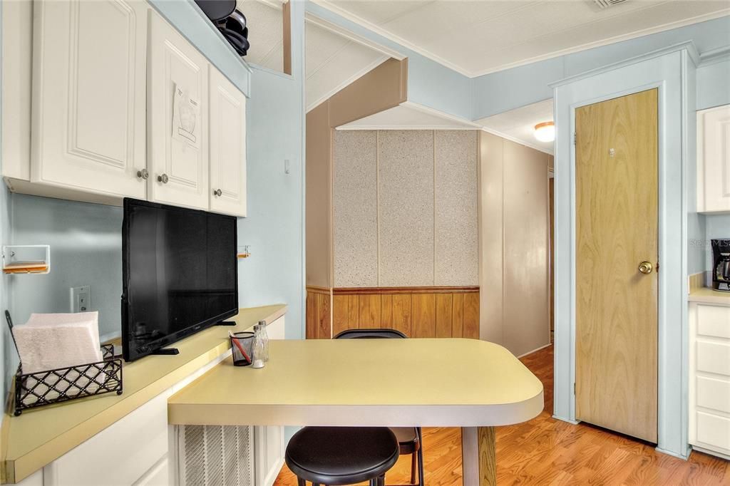 合同活跃: $158,000 (2 贝兹, 2 浴室, 960 平方英尺)