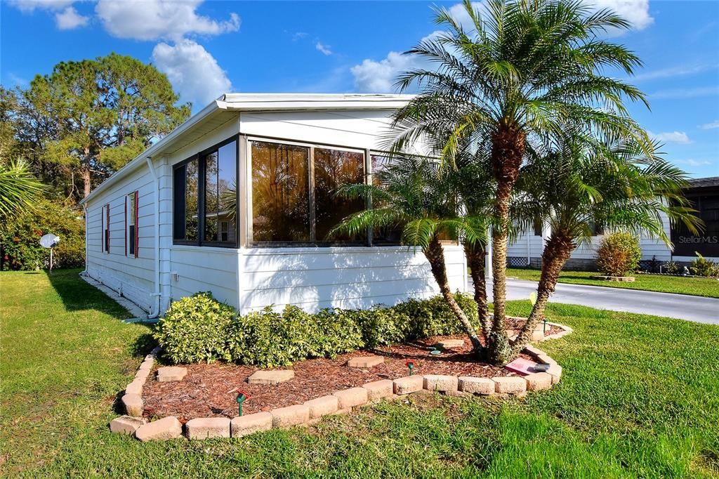 合同活跃: $158,000 (2 贝兹, 2 浴室, 960 平方英尺)