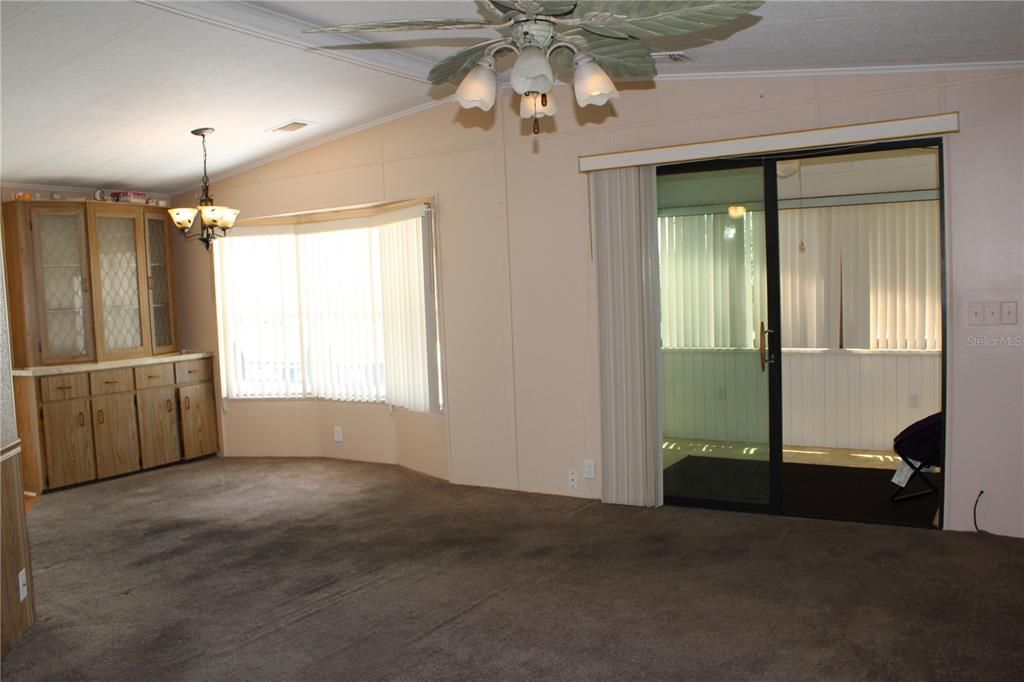 合同活跃: $158,000 (2 贝兹, 2 浴室, 960 平方英尺)