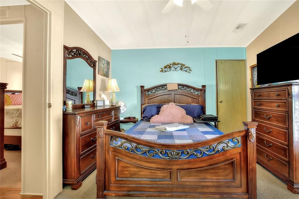 合同活跃: $158,000 (2 贝兹, 2 浴室, 960 平方英尺)