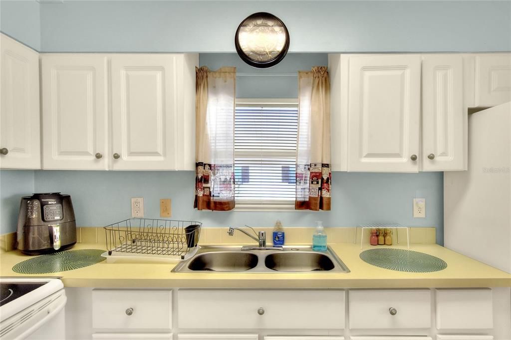 合同活跃: $158,000 (2 贝兹, 2 浴室, 960 平方英尺)