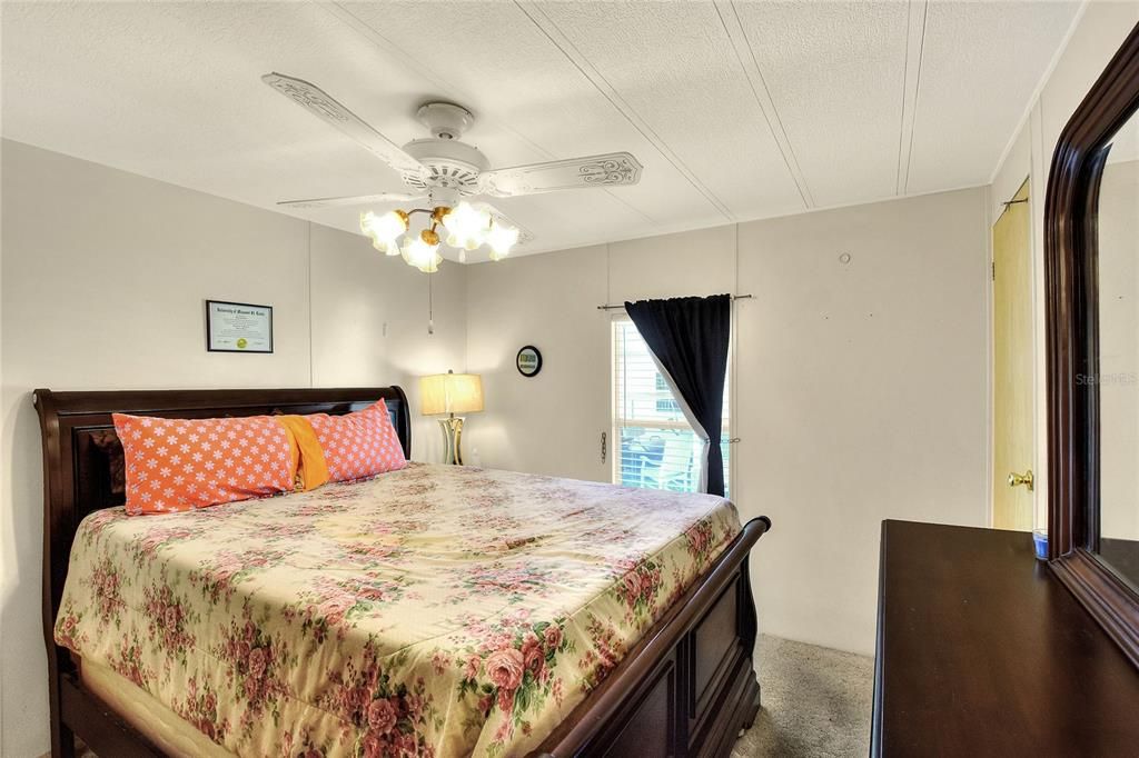 合同活跃: $158,000 (2 贝兹, 2 浴室, 960 平方英尺)