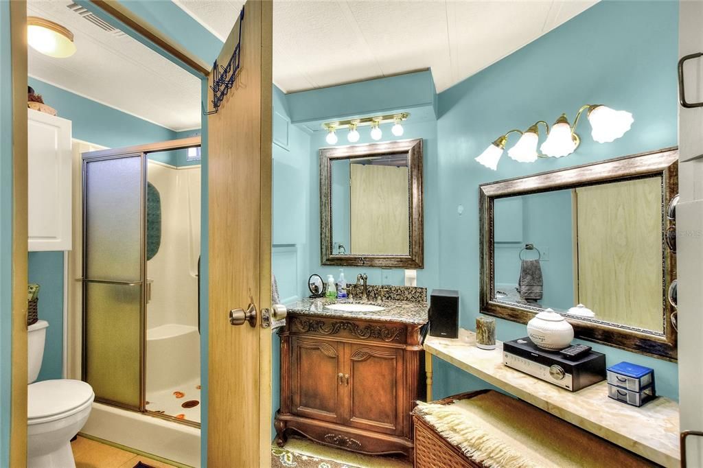 合同活跃: $158,000 (2 贝兹, 2 浴室, 960 平方英尺)