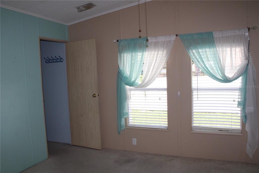 合同活跃: $158,000 (2 贝兹, 2 浴室, 960 平方英尺)