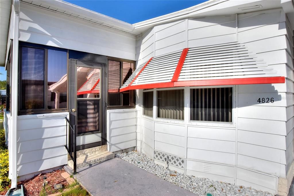 合同活跃: $158,000 (2 贝兹, 2 浴室, 960 平方英尺)