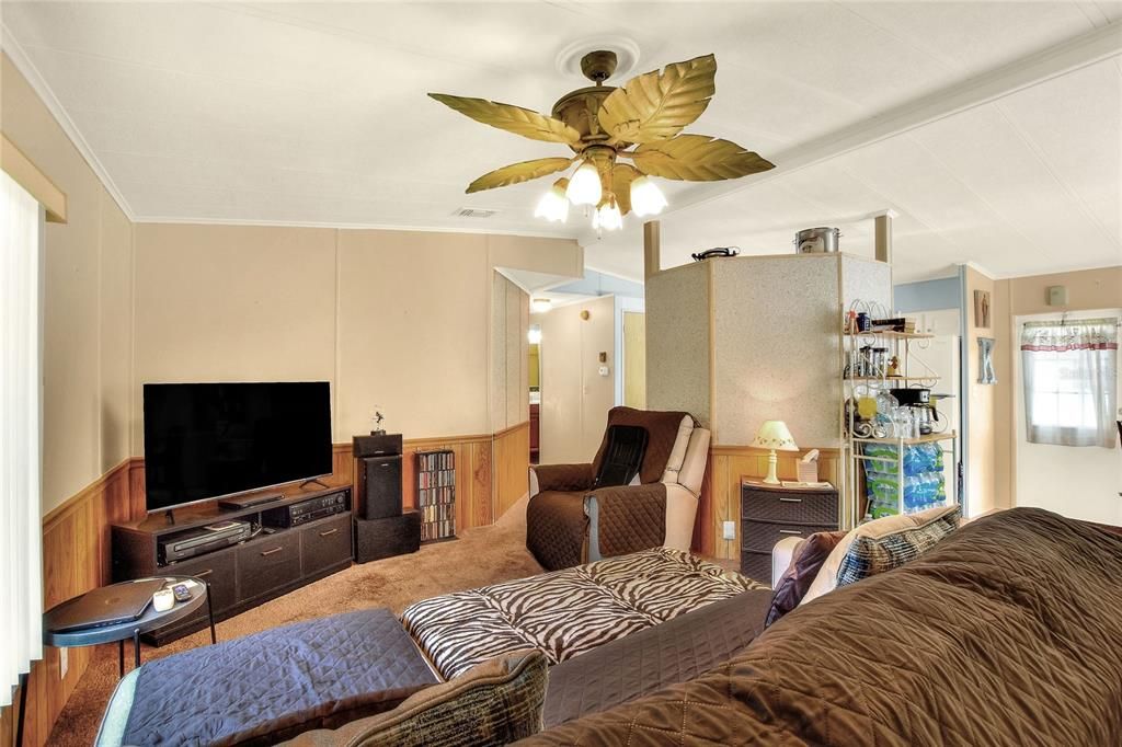 合同活跃: $158,000 (2 贝兹, 2 浴室, 960 平方英尺)