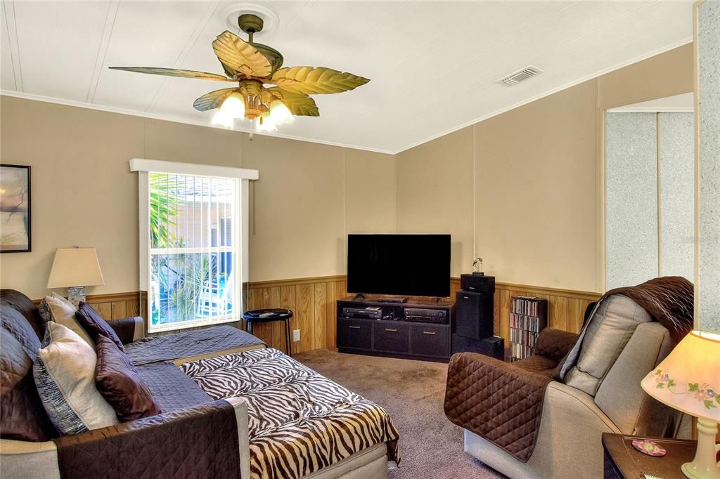 合同活跃: $158,000 (2 贝兹, 2 浴室, 960 平方英尺)