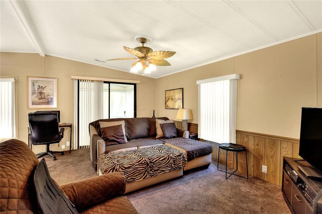 合同活跃: $158,000 (2 贝兹, 2 浴室, 960 平方英尺)