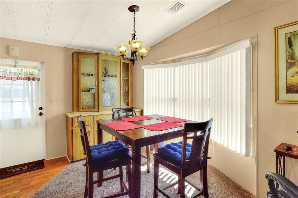 合同活跃: $158,000 (2 贝兹, 2 浴室, 960 平方英尺)