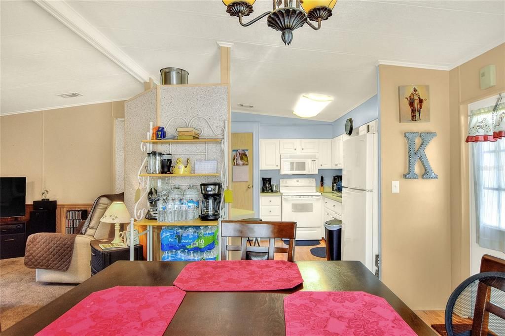 合同活跃: $158,000 (2 贝兹, 2 浴室, 960 平方英尺)