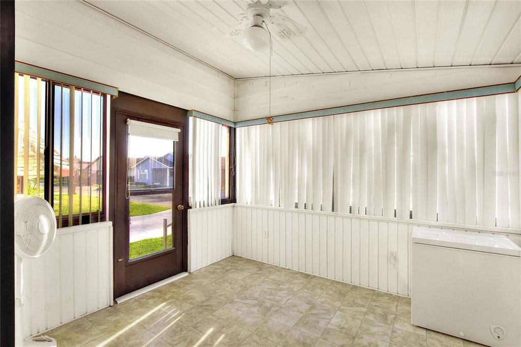 合同活跃: $158,000 (2 贝兹, 2 浴室, 960 平方英尺)