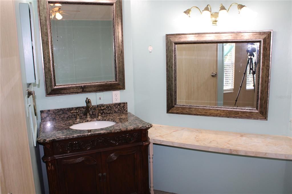 合同活跃: $158,000 (2 贝兹, 2 浴室, 960 平方英尺)