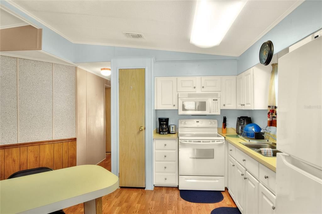 合同活跃: $158,000 (2 贝兹, 2 浴室, 960 平方英尺)