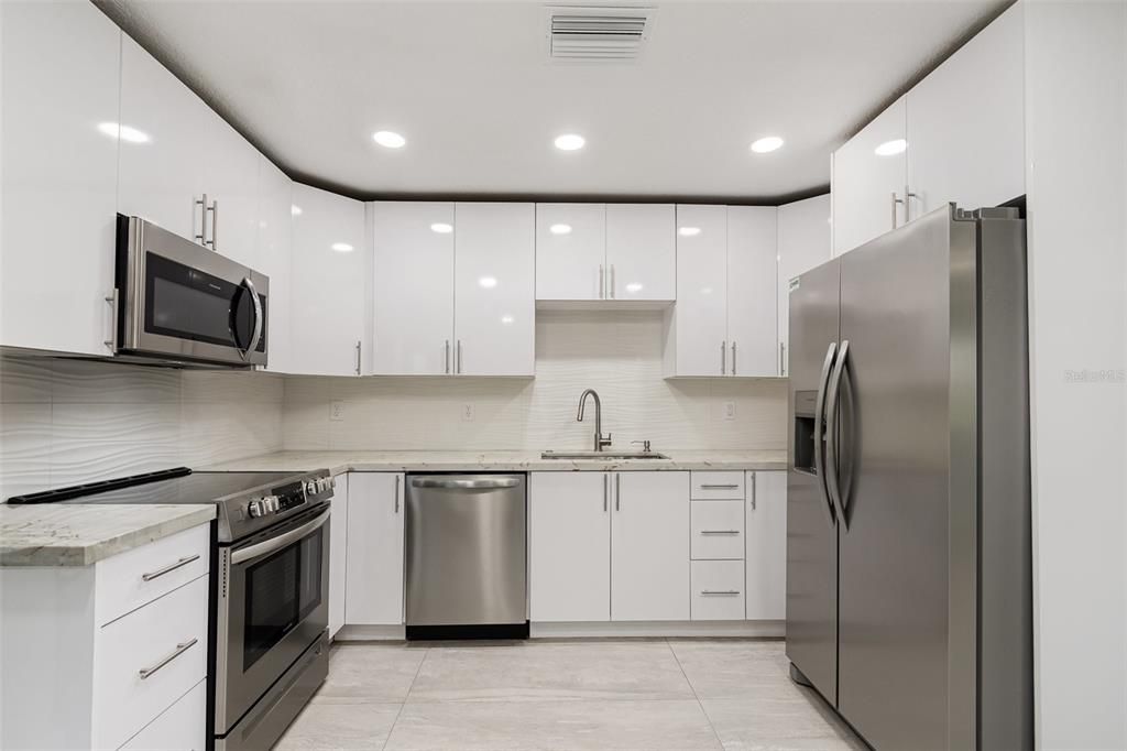 合同活跃: $197,500 (3 贝兹, 1 浴室, 1102 平方英尺)