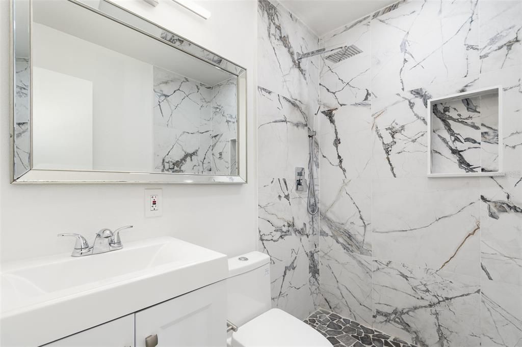 合同活跃: $197,500 (3 贝兹, 1 浴室, 1102 平方英尺)