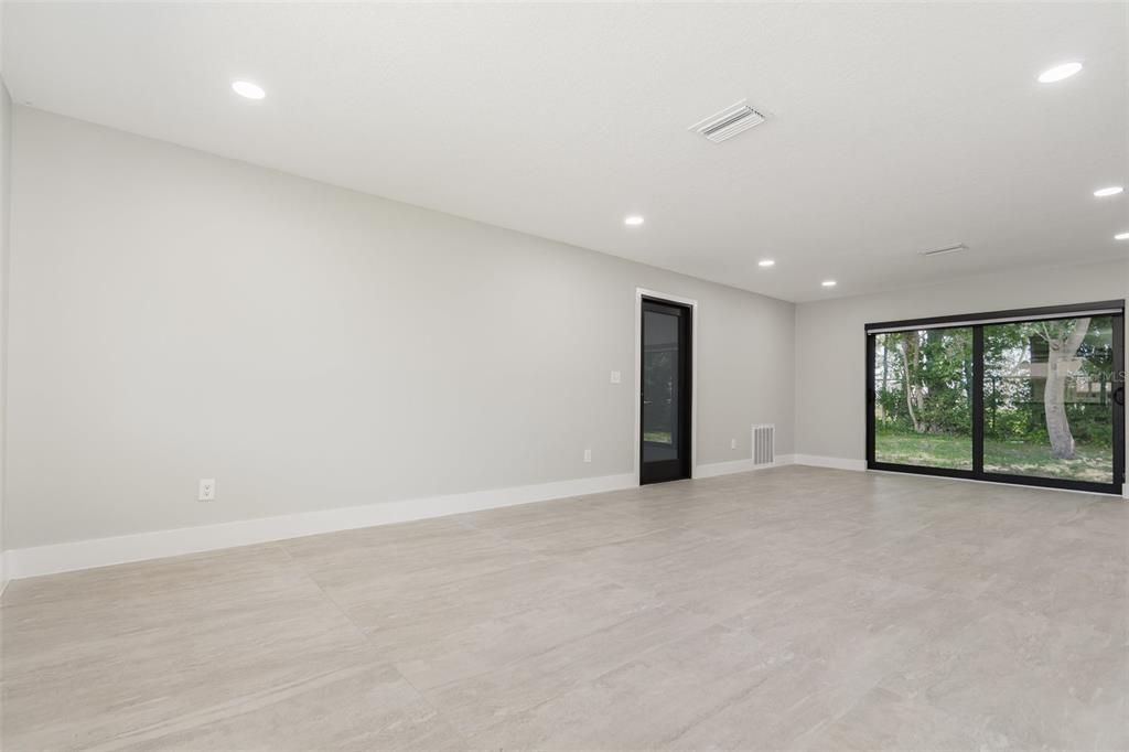 合同活跃: $197,500 (3 贝兹, 1 浴室, 1102 平方英尺)