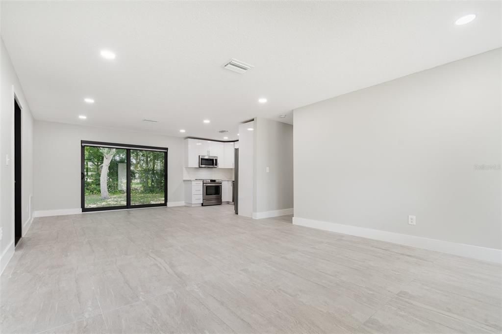 合同活跃: $197,500 (3 贝兹, 1 浴室, 1102 平方英尺)