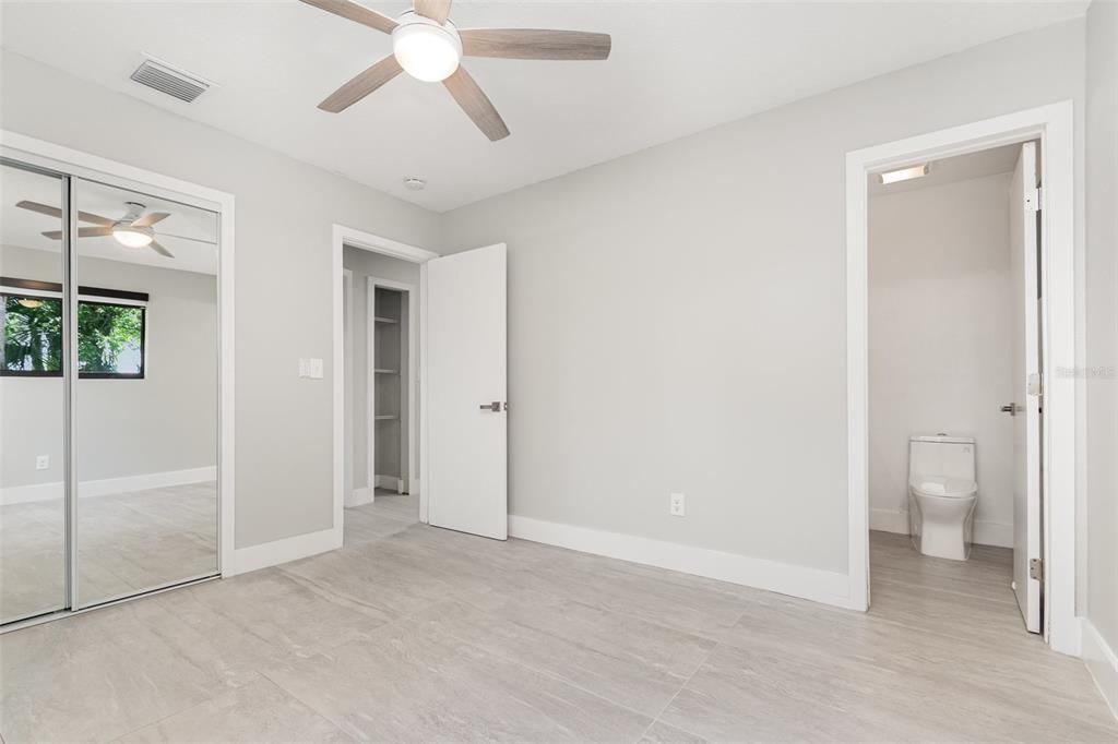 合同活跃: $197,500 (3 贝兹, 1 浴室, 1102 平方英尺)