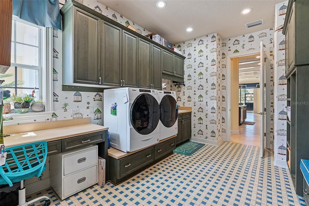 Activo con contrato: $1,149,000 (4 camas, 3 baños, 3321 Pies cuadrados)