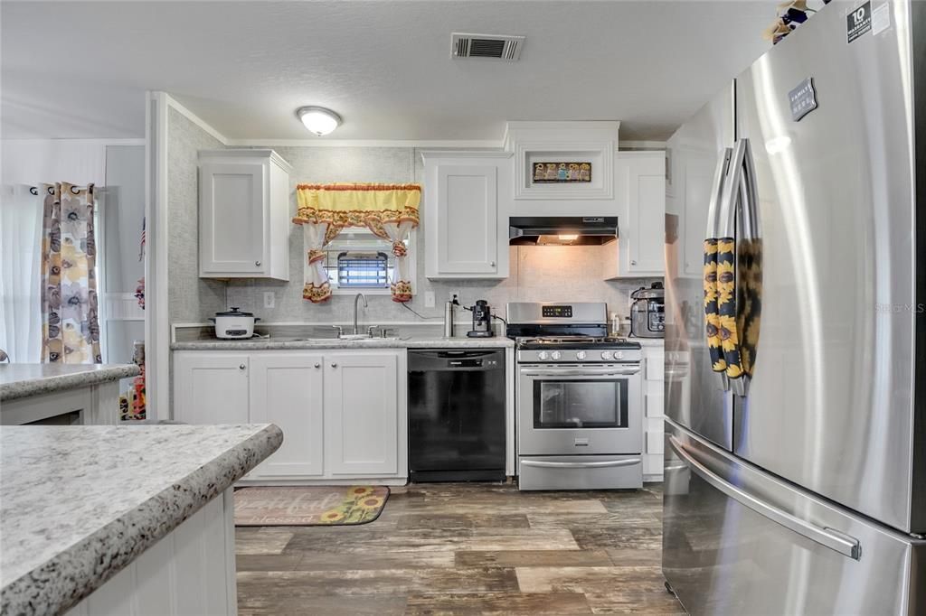 Active With Contract: $329,990 (3 beds, 2 baths, 1568 Square Feet)