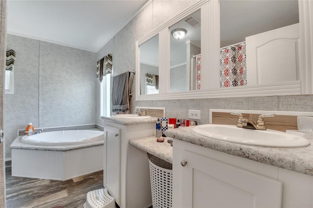 Active With Contract: $329,990 (3 beds, 2 baths, 1568 Square Feet)