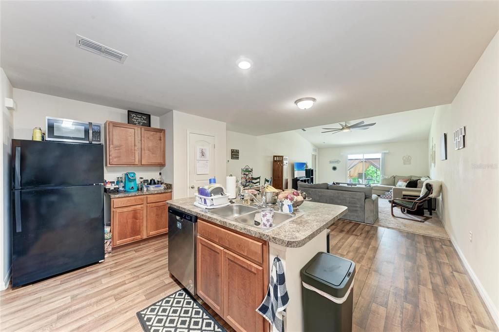 Под контрактом: $449,000 (6 спален, 0 ванн, 2804 Квадратных фут)