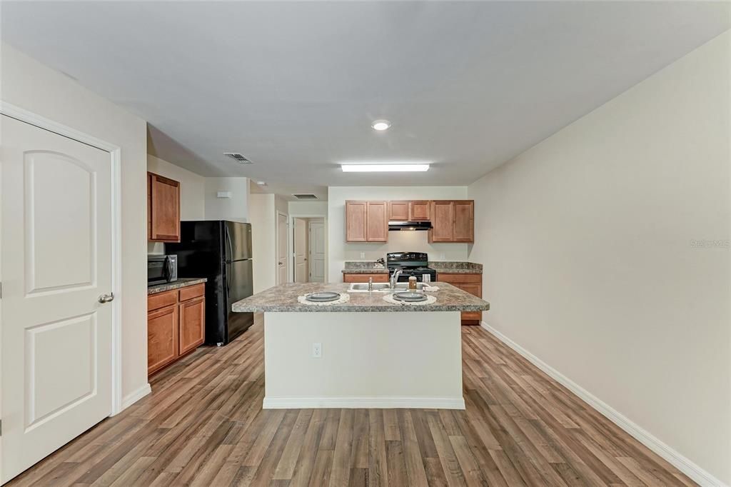 Под контрактом: $449,000 (6 спален, 0 ванн, 2804 Квадратных фут)