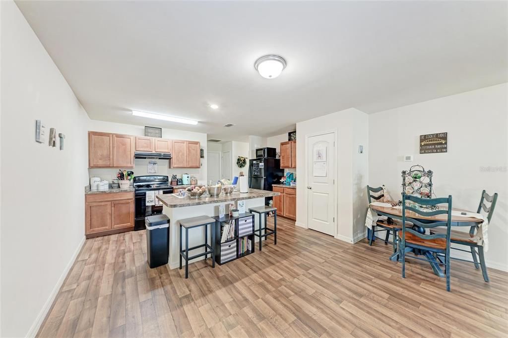 Под контрактом: $449,000 (6 спален, 0 ванн, 2804 Квадратных фут)