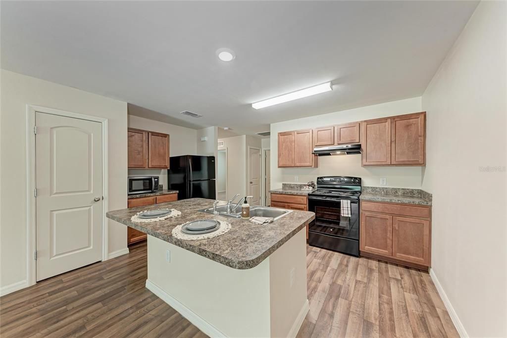 Под контрактом: $449,000 (6 спален, 0 ванн, 2804 Квадратных фут)