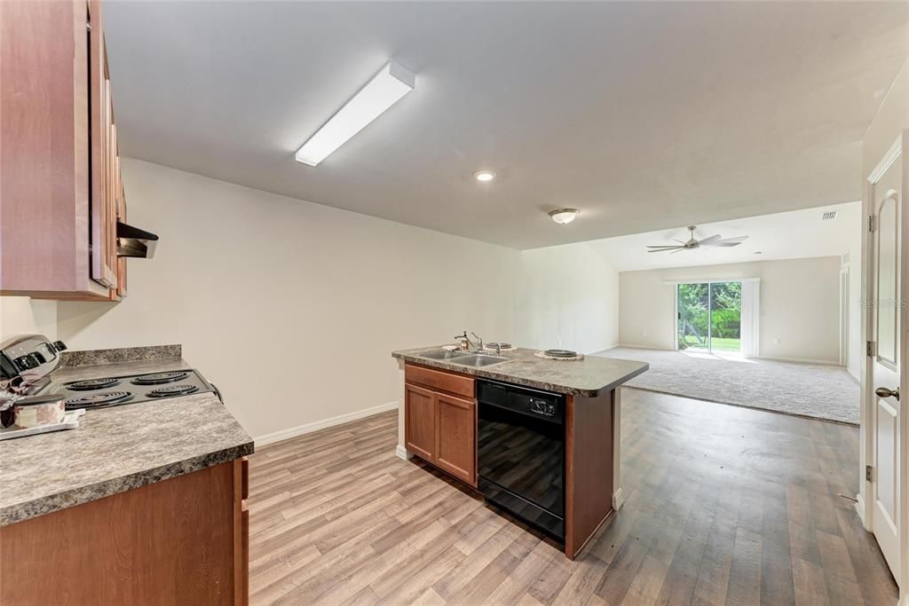 Под контрактом: $449,000 (6 спален, 0 ванн, 2804 Квадратных фут)